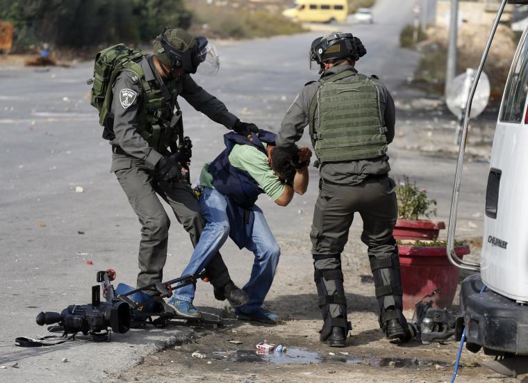جيش الاحتلال يعتدي على الصحفيين الفلسطينيين