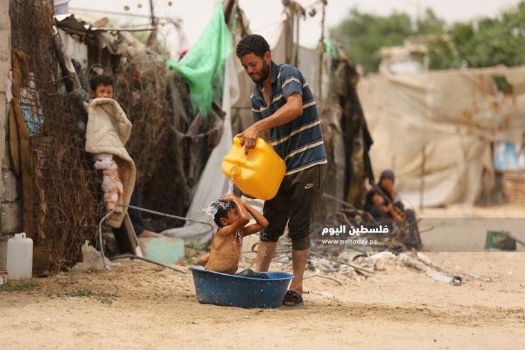 مقاومة الحرارة بالماء في بيوت الفقراء بغزة