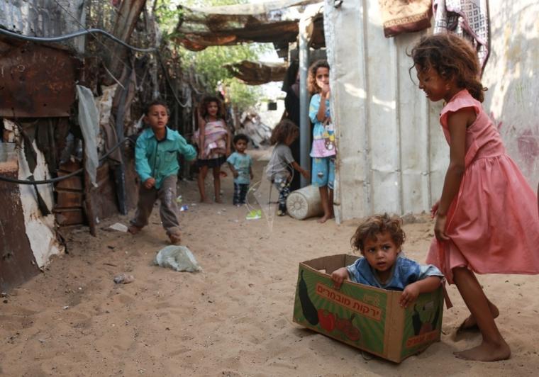 اطفال يلعبون في غزة 