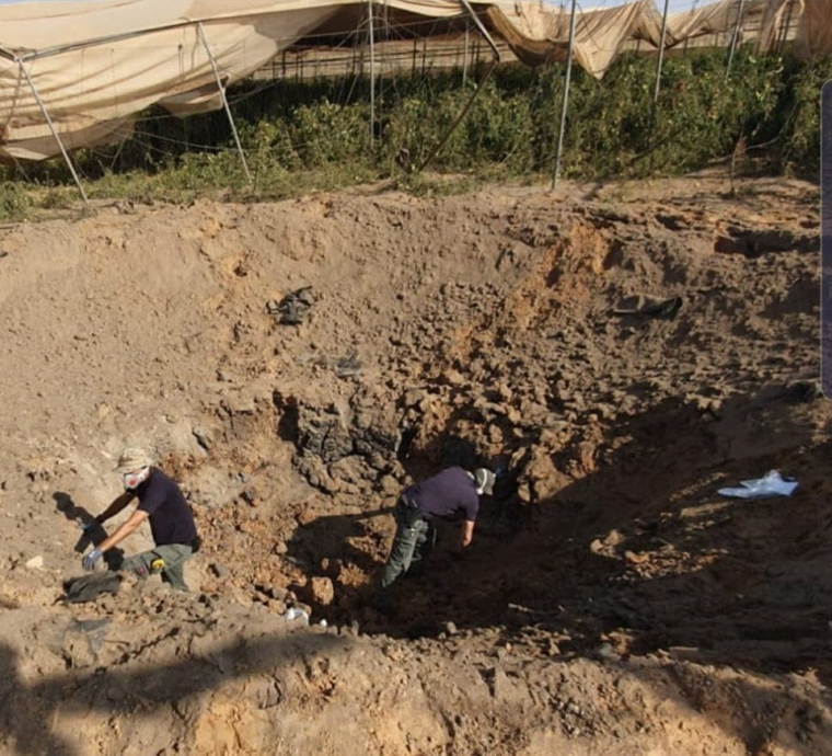 صورة للحفرة التي تسبب بها صاروخ سرايا القدس