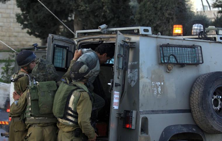 قوات الاحتلال تعتقل شاب فلسطيني (أرشيف)