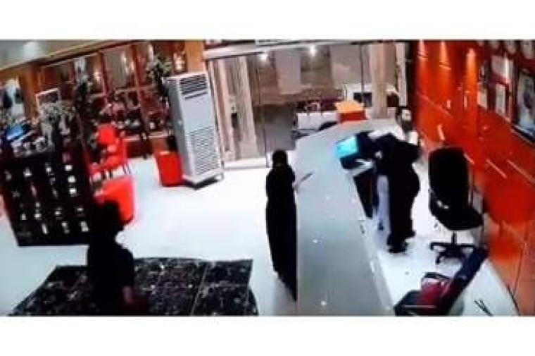 نزيل “ملتحي” يضرب موظفة فندق بجازان والأخيرة توضح