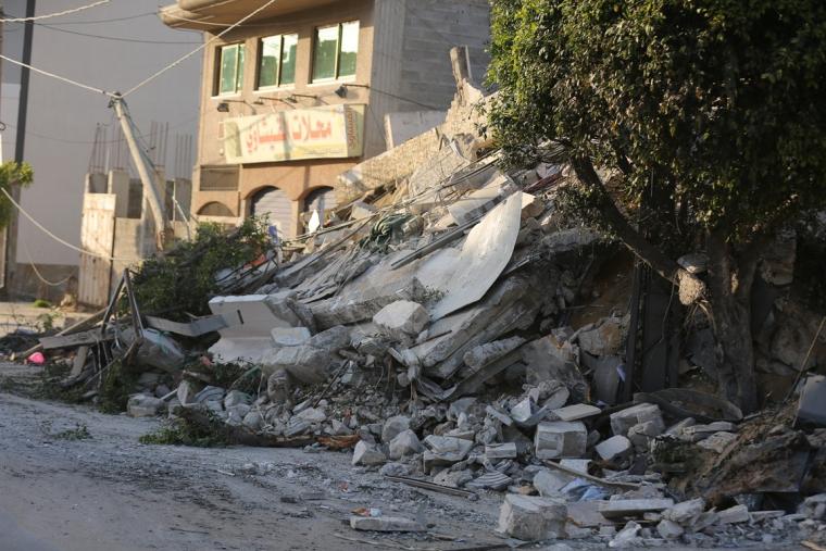 آثار القصف الإسرائيلي على مباني سكنية ومدنية في قطاع غزة الليلة (4).JPG