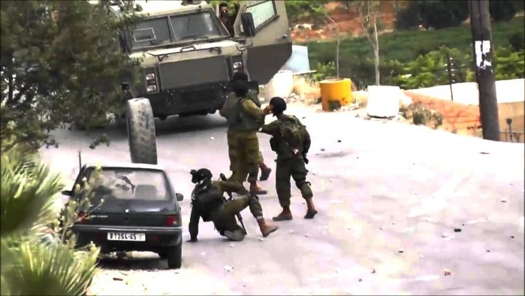 جنود الاحتلال الإسرائيلي يتصدون للمتظاهرين في مستوطنة بيت ايل