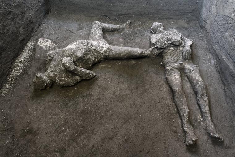 صور: اكتشاف رفات ضحيتين توفيتا قبل 2000 سنة في ايطاليا