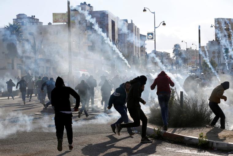 جيش الاحتلال يطلق الغاز المسيل للدموع على الفلسطينيين
