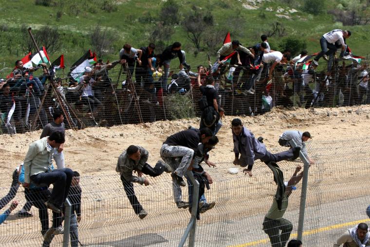 فلسطينيون يقتحمون الحدود في العام 2011