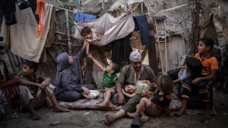 مشهد لعائلة في غزة