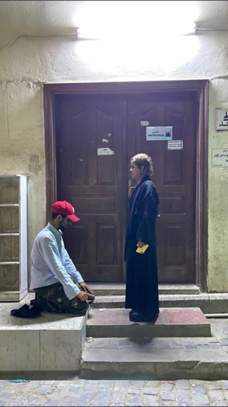 شاب يسجد امام فتاة