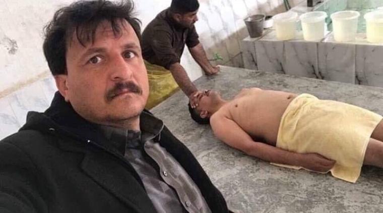 صورة سيلفي التقطها حفار قبور شهير مع ميّت أثارت ضجة كبيرة في العراق