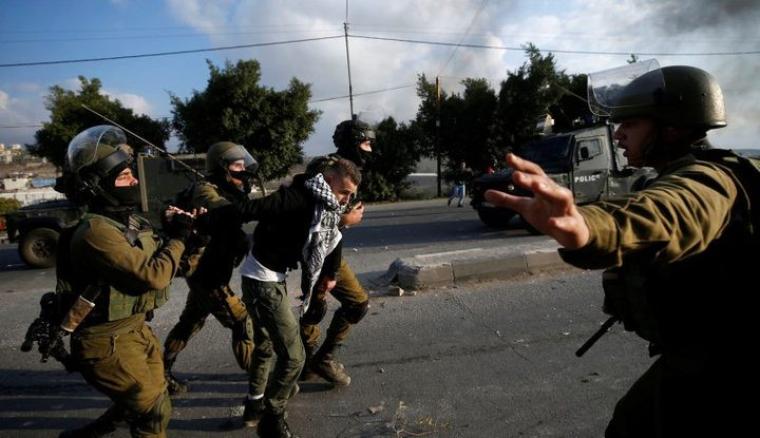 قوات الاحتلال تعتقل طفلاً- ارشيفية
