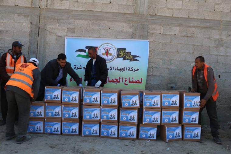 "الجهاد" تنظم حملة توزيع طرود غذائية 