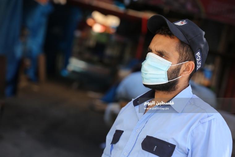 شرطي خلال تطبيق اجراءات لمواجهة كورونا في غزة