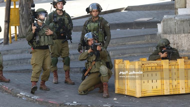 مواجهات بين الشبان وجنود الاحتلال في باب الزاوية وسط الخليل (5)