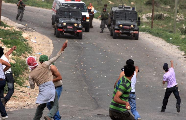 مواجهات بين شابن وجيش الاحتلال في الضفة.jpg