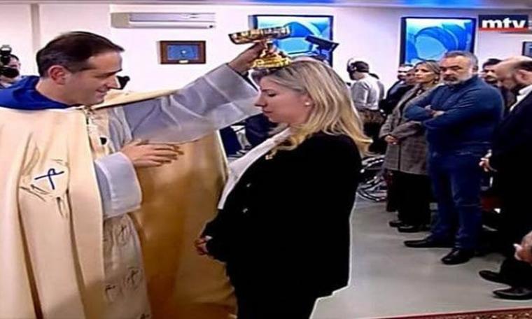 النائبة المسلمة رولا الطبش الجارودي تؤدي طقوس مسيحية