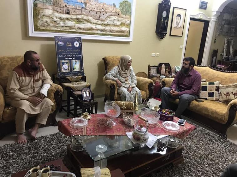 القيادي خضر حبيب في زيارة والدة امير الحبيب في ذكراه