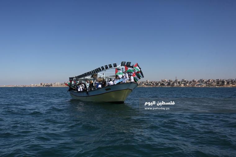 مؤتمرًا صحفيًا داخل البحر عن واقع الشباب في ظل الحصار ‫(39125512)‬ ‫‬