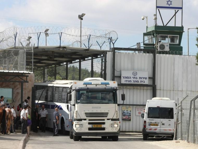 مصلحة السجون الإسرائيلية تنفي زيادة عدد زيارات أهالي الأسرى