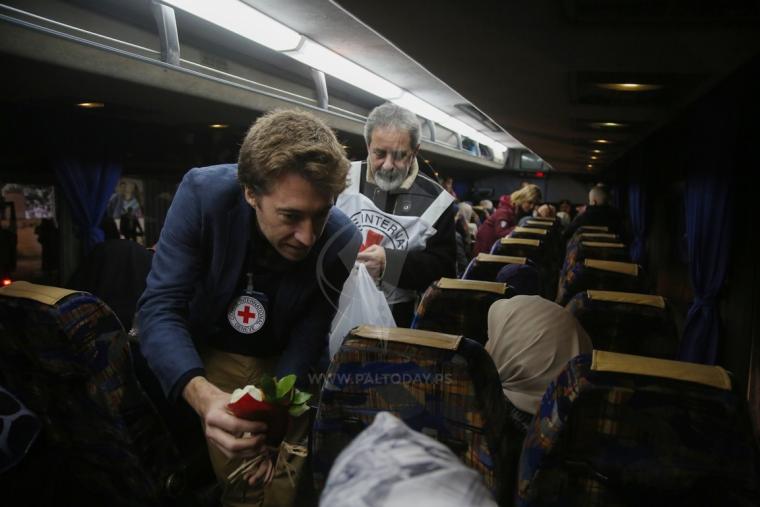 الصليب الأحمر يستقبل عائلات المعتقلين بالورود بعد عودتهم من نفحة (17).JPG