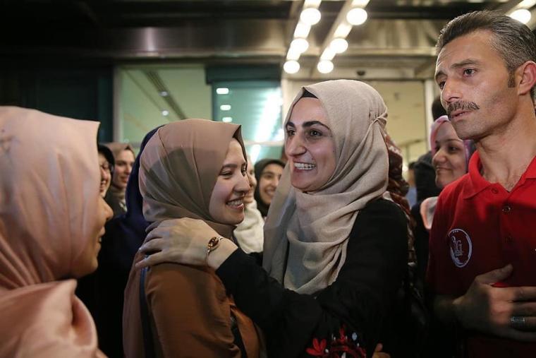 "أوزكان" تصل تركيا بعد اعتقالها شهراً في سجون الاحتلال