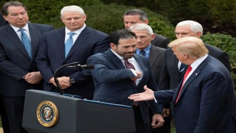 ترامب يصر على مصافحة زواره