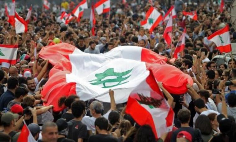 متظاهرون لبنانيون يَحرقون العلم "الإسرائيلي" في بيروت