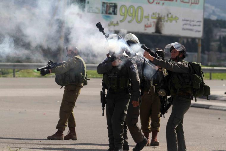 جنود الاحتلال يطلقون قنابل الغاز تجاه المواطنين-ارشيفية