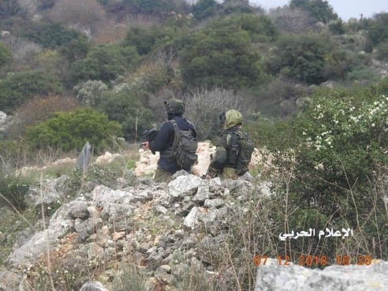 جنود حزب الله يصورون جنود المراقبة التابع للاحتلال الإسرائيلي من خلفهم 