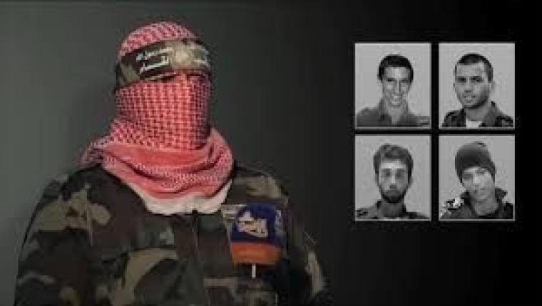 صور الاسرى الإسرائيليين لدى المقاومة بجانب الناطق باسم القسام ابو عبيدة (تصميم) 