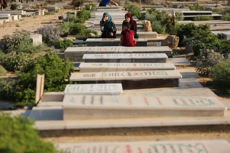 ‫أهالي الشهداء في المقابر في أول أيام العيد  ‫(41353736)‬ ‫‬.JPG
