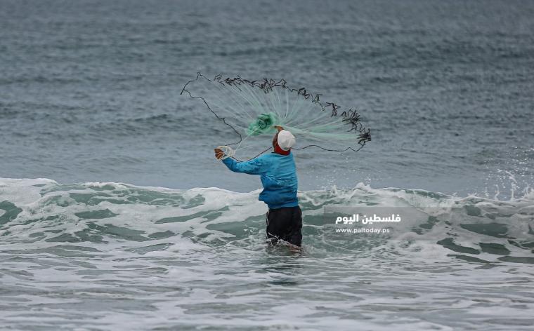 مهنة الصيد في الأجواء البادرة على شاطئ غزة (8).JPG