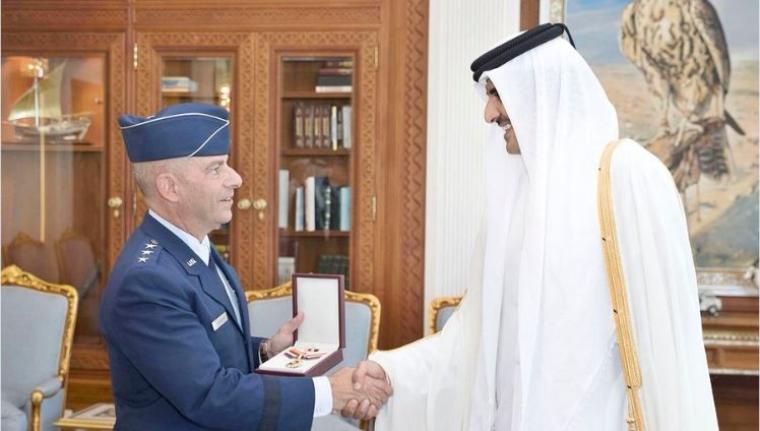 قطر تمنح قائد أمريكي وسام شرف عسكري