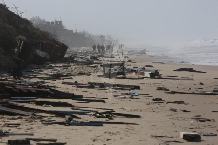 آثار المركب المصري الذي قذفته الأمواج العاتية لشواطئ غزة ‫(1)‬ ‫‬