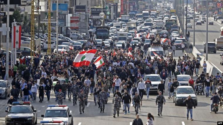 تظاهرات على جسر الرينغ في بيروت