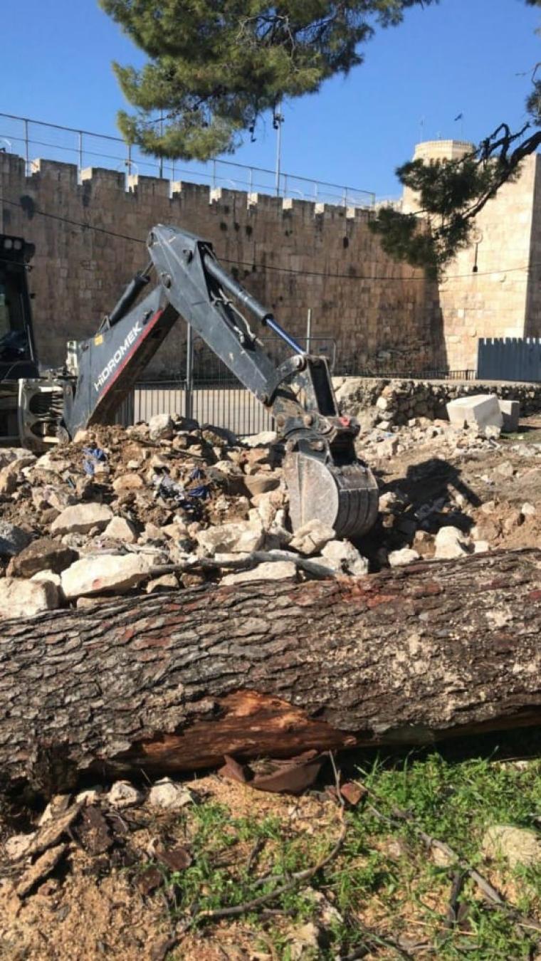 الاحتلال يواصل أعمال تجريف وتخريب في مقبرة "الشهداء" بالقدس