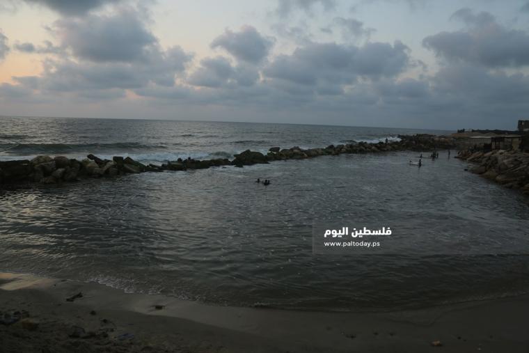 بحر غزة من حرارة الجو وانقطاع التيار الكهربائي (5).JPG