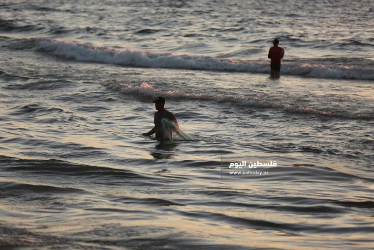صياد فلسطيني يمارس مهنة الصيد على الشاطئ (16).JPG