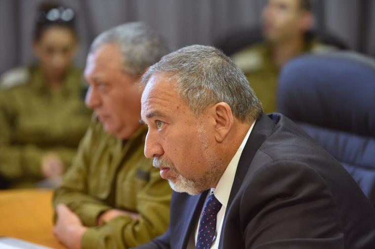 صحيفة عبرية: ليبرمان ينهي عامين في وزارة الحرب ولا يتمتع بخبرة عسكرية