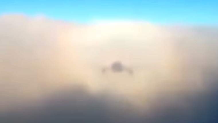 طيار سعودي يفاجأ بمشهد مرعب وهو يقود الطائرة بين السحب