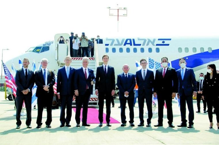 أول طائرة تصل إسرائيل