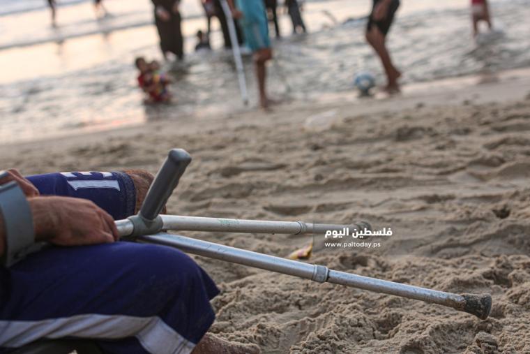 جريحان غزيان يمارسان التمارين الرياضية على شاطئ بحر غزة  ‫(38535697)‬ ‫‬.JPG