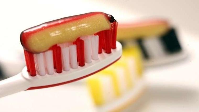 علماء يحذرون من مادة موجودة في معجون الأسنان !