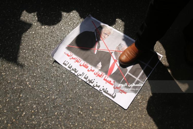 خلال مسيرة بعنوان التطبيع خيانة  في غزة