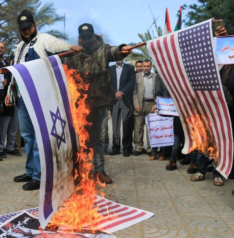 حرق العلم الاسرائيلي والأمريكي تنديدا بالقرار الأمريكي بشأن القدس
