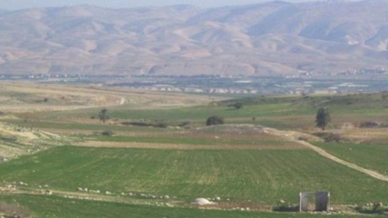 مزارعو "سهل القاعون" يحرثون الأراضي بعد حرمان الاحتلال من زراعتها منذ 46 عامًا