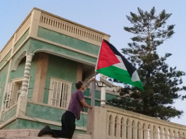 صورة للعلم الفلسطيني فوق البيت الأخضر