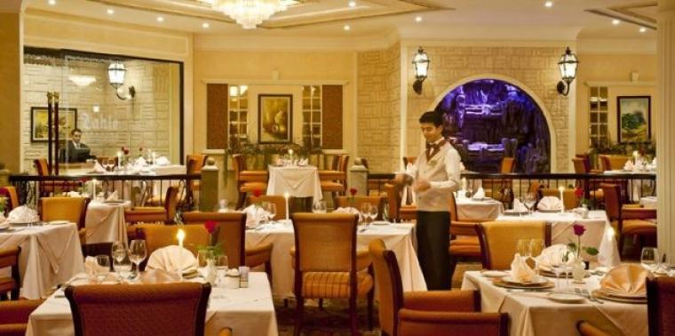 دولة عربية تقرر السماح بالاختلاط بين الجنسين في مطاعمها