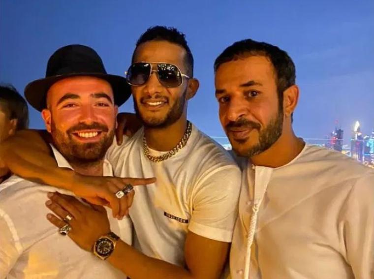 الفنان المصري محمد رمضان يحتضن مطرباً إسرائيلياً في دبي