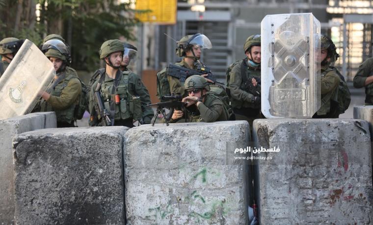  مواجهات بين الشبان وجنود الاحتلال في باب الزاوية وسط الخليل (7)
